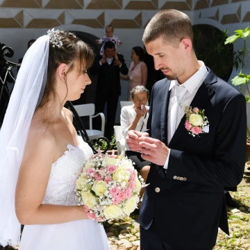 svatební fotograf Praha výměna prstenů svatba